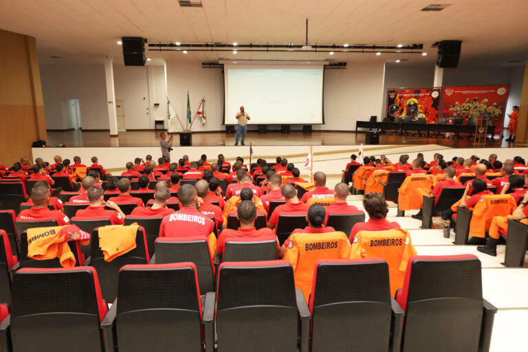 Durante o treinamento, representantes da Diretoria de Vigilância Sanitária do DF explicaram sobre o ciclo de vida do mosquito, principais pontos focais e as formas de combate | Fotos: Sandro Araújo/Agência Saúde-DF