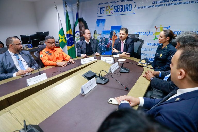 A cerimônia contou com a participação do secretário de Segurança Pública do DF, Sandro Avelar, do presidente da ABDI, Ricardo Capelli, da comandante-geral da Polícia Militar, coronel Ana Paula Habka, do comandante-geral do Corpo de Bombeiros, coronel Sandro Gomes, entre outras autoridades