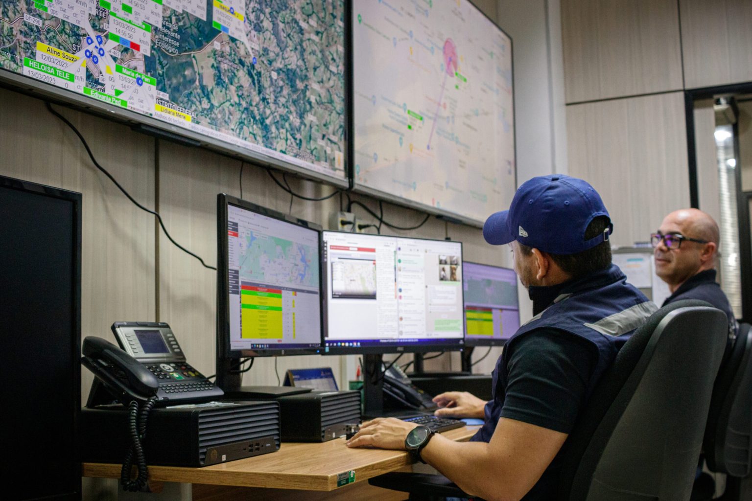 Desde o ano passado, a distribuição do equipamento passou a ser feita também nas Delegacias Especiais de Atendimento à Mulher (Deam I e II), diretamente pelo delegado responsável