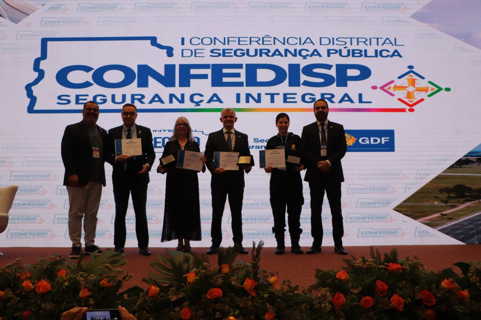 Hélvia Paranaguá destacou a importância da colaboração entre escola, família e forças de segurança para a formação integral dos estudantes
