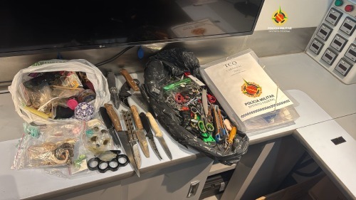 Facas, tesouras, canivetes, facas, soco-inglês, ⁠porções de maconha de cocaína e ⁠comprimidos de ecstasy estavam entre os itens apreendidos. | Foto: Divulgação PMDF