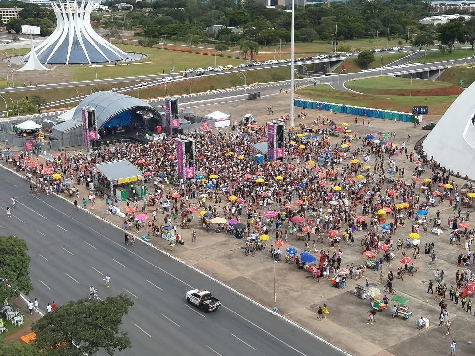 Vista geral da folia na área central da cidade, à tarde: carnavalescos seguem brincando em clima tranquilo | Fotos: Divulgação/SSP-DF